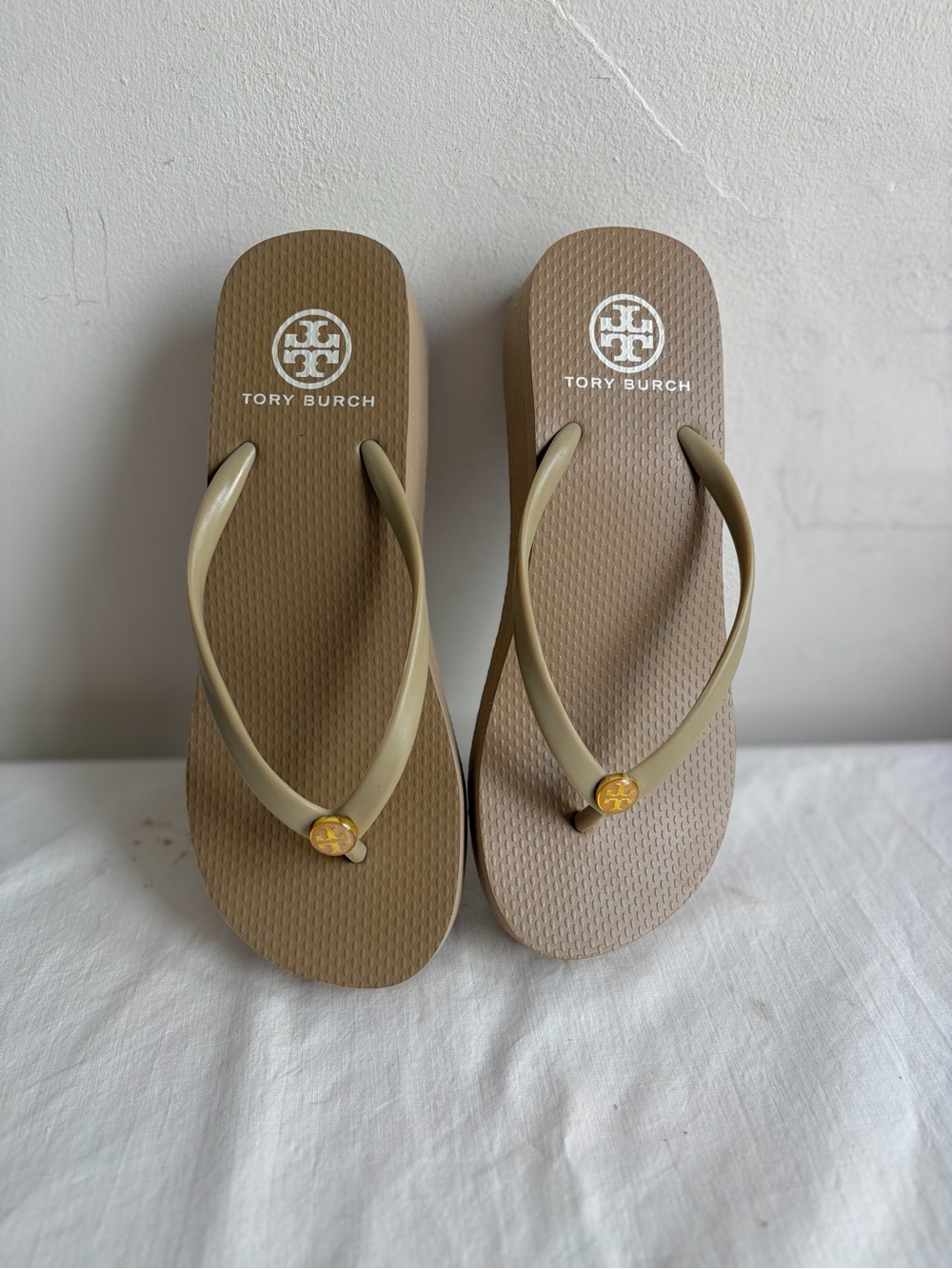 Tory Burch Taupe Thin Wedge Platform Flip Flops Sandals Gold Logo - Picture 12 of 15